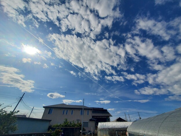 2本の飛行機雲と彩雲