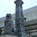 写真: 日本橋の獅子像