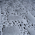 写真: 敷石に雪