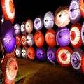 写真: 和傘のライトアップ