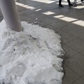 駅のホーム雪が積もってた