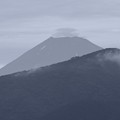 写真: 富士のお山も帽子を被り