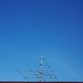 写真: 無線アンテナとお月さん