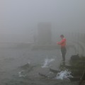 写真: 霧の中の釣り人は…