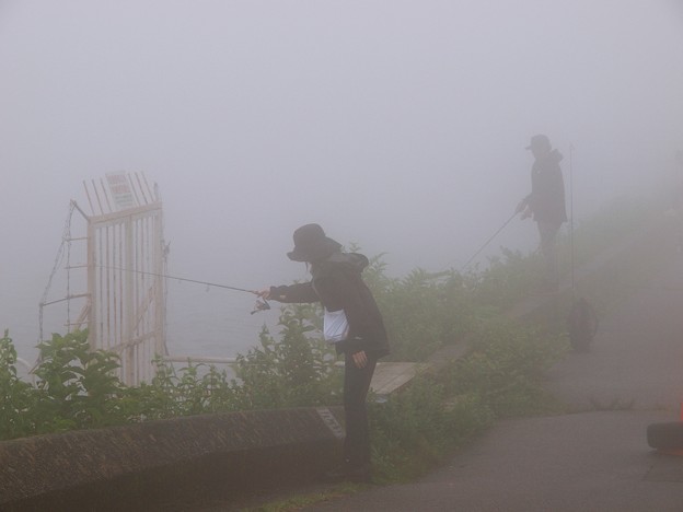 霧の中の釣り人たち