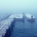 写真: 霧中の桟橋