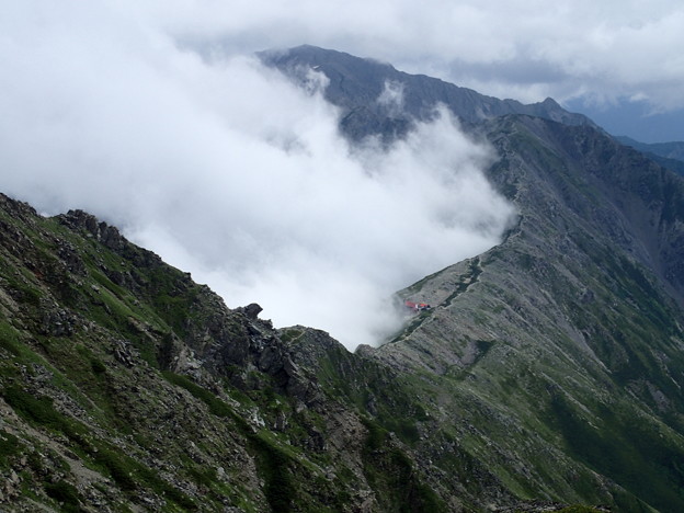 写真: 間ノ岳への稜線上に北岳山荘が見える