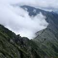 写真: 間ノ岳への稜線上に北岳山荘が見える