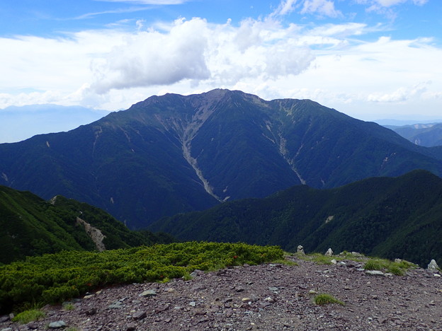 写真: 仙丈ヶ岳が望める小太郎尾根までコースタイムは２時間半なのに３時間20分もかかってしまった