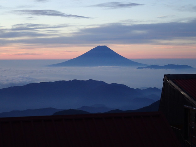 写真: 逆光の富士山がくっきりと見え最高だ