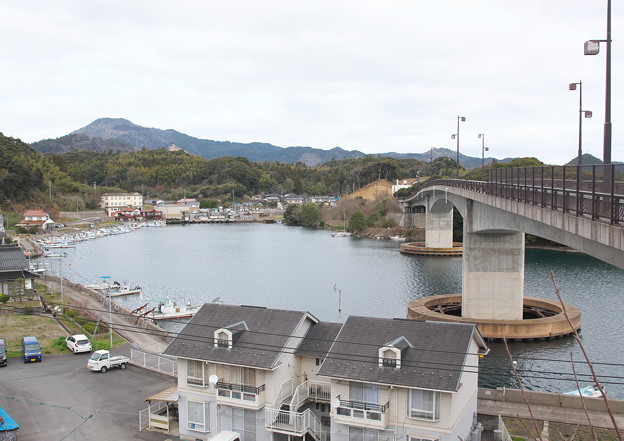 写真: 西郷湾、登具湾・西郷東大橋南詰めふもとからの眺め（１）