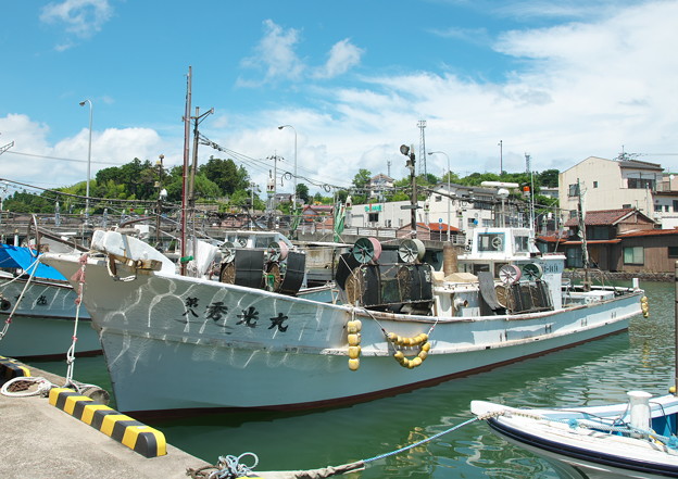 写真: 港の風景、休日のイカ釣り船（２ー１）