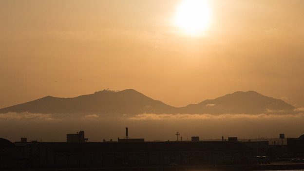 写真: 樽前山が雲海に包まれてるよう