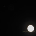 写真: 月と木星大接近