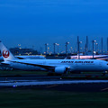 写真: 夕暮れの羽田空港