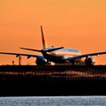 写真: 夕陽に染まる旅客機