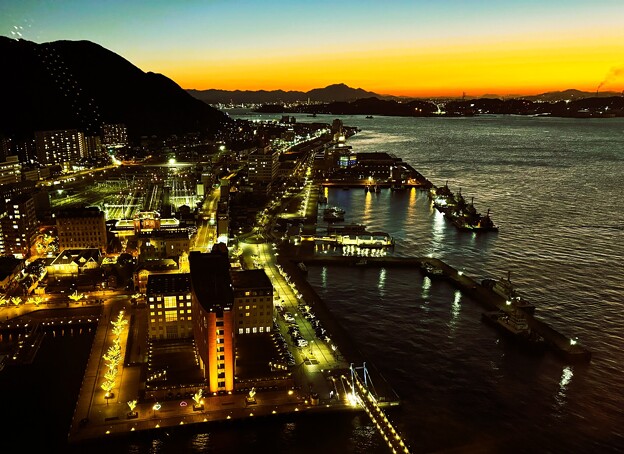 写真: 関門海峡の夕暮れ