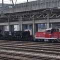 写真: 大物貨物シキ801を押し込む入換え機関車HD300-14