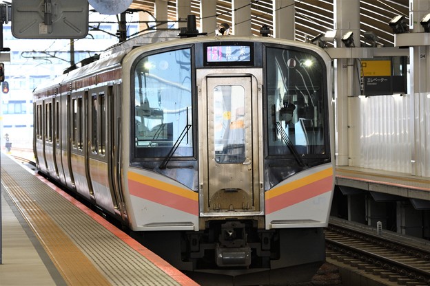 写真: E129系白新線豊栄行き新潟駅高架ホーム発車