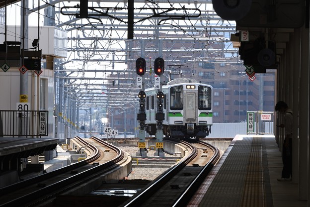 写真: 新潟駅在来線高架ホームから越後線方面を望む