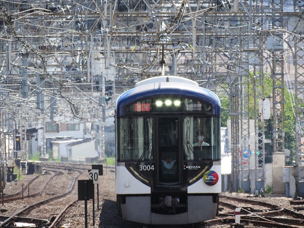 写真: 3000系特急出町柳行き京阪電車開業111年HM付き