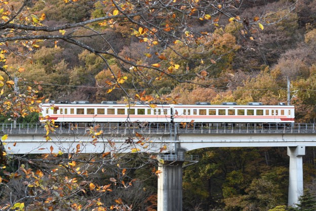 秋色の野岩鉄道を行く東武6050型
