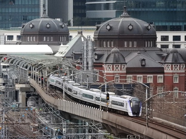 写真: 東京駅を発車するE353系 基本編成