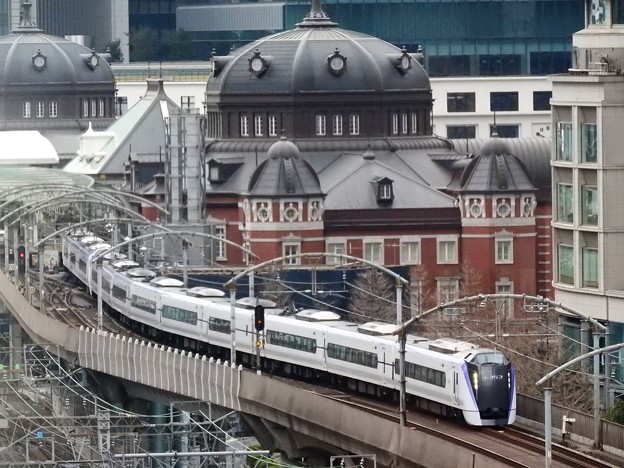 写真: 東京駅を発車するE353系 基本＋付属編成