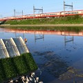 Photos: 田植え前の水鏡・赤い特急
