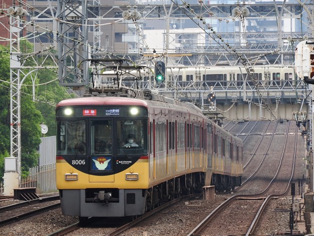 写真: 京阪8000系特急出町柳行きとJR221系