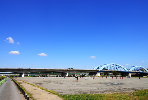 写真: 211003_07A_青空と丸子橋・RX10M3(多摩川) (1)