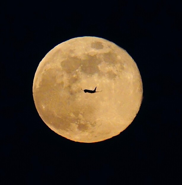 満月とジェット機