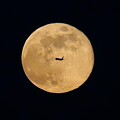 Photos: 満月とジェット機