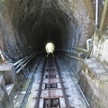 写真: 231023-210ケーブルカーでの下山・高尾山驛の下はすぐトンネル