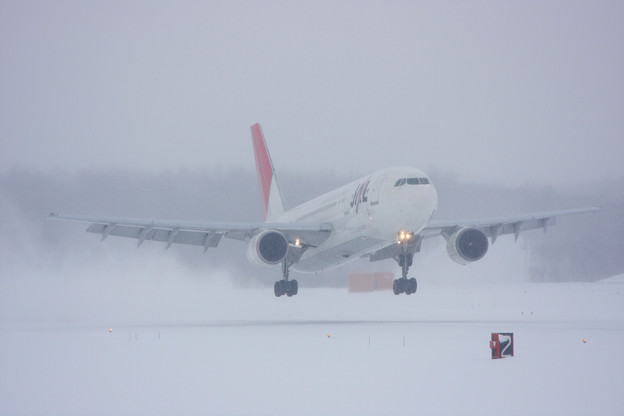 A300B4-622R JA014D 吹雪の中 landing2011