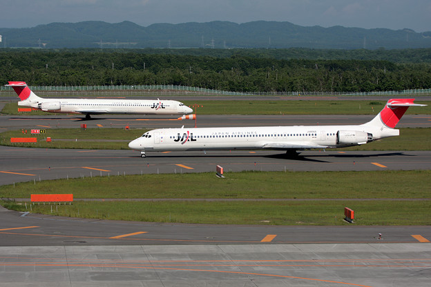 写真: MD-90が2機 JAL 2008
