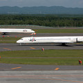 写真: MD-90が2機 JAL 2008