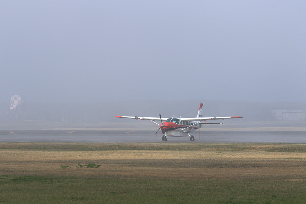 Cessna 208 N767MF 霧が晴れて来た (1)