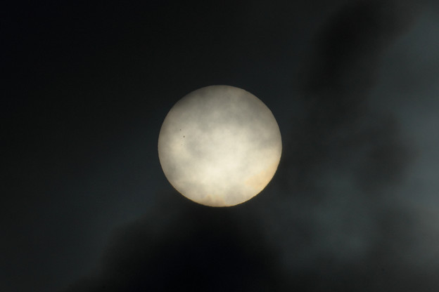写真: 夕霧透かして太陽黒点 2021.0628