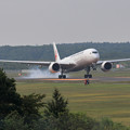写真: A350 JAL 朝もやはれてtouchdown