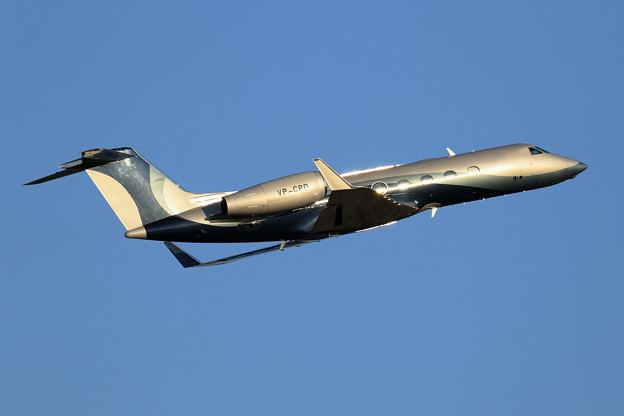 Gulfstream G450 VP-CPD takeoff