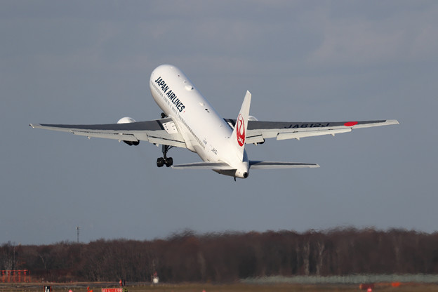 写真: Boeing 767 JAL JA612J takeoff