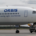 写真: DC-10-10 N220AU Project ORBIS 2002