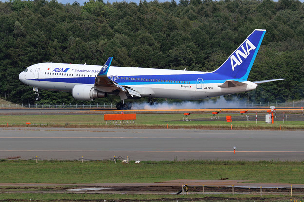 Boeing767-300 JA621A ANA touchdown