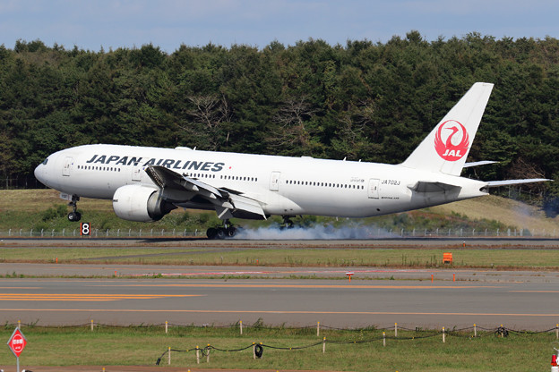 Photos: Boeing777-200 JA702J JAL touchdown