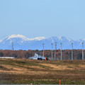 写真: F-15とRunway奥に見えるピンネシリの山並み