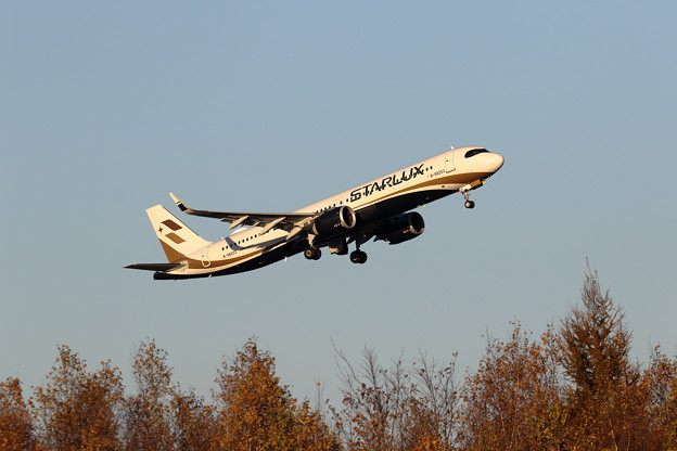 写真: A321neo B-58203 Starlux takeoff