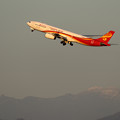 写真: A330-300 夕日に映える香港航空 B-LNM