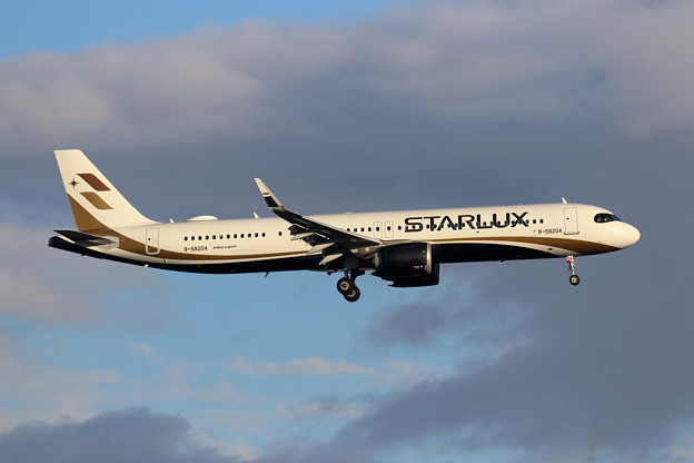 写真: A321neo B-58204 Starlux approach