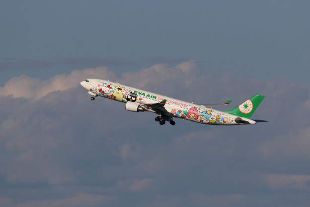 写真: A330-300 B-16333 EVA Hello Kitty Jet  takeoff